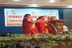 स्थानीय कलाकारों द्वारा प्रस्तुत छत्तीसगढ़ी