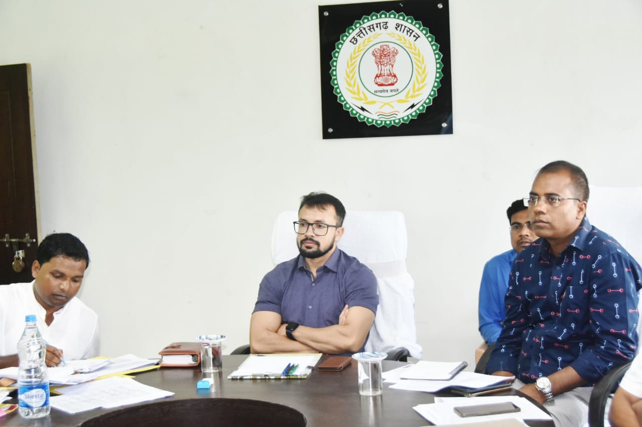 कलेक्टर ने ली विकासखण्ड स्तर पर समीक्षा बैठक