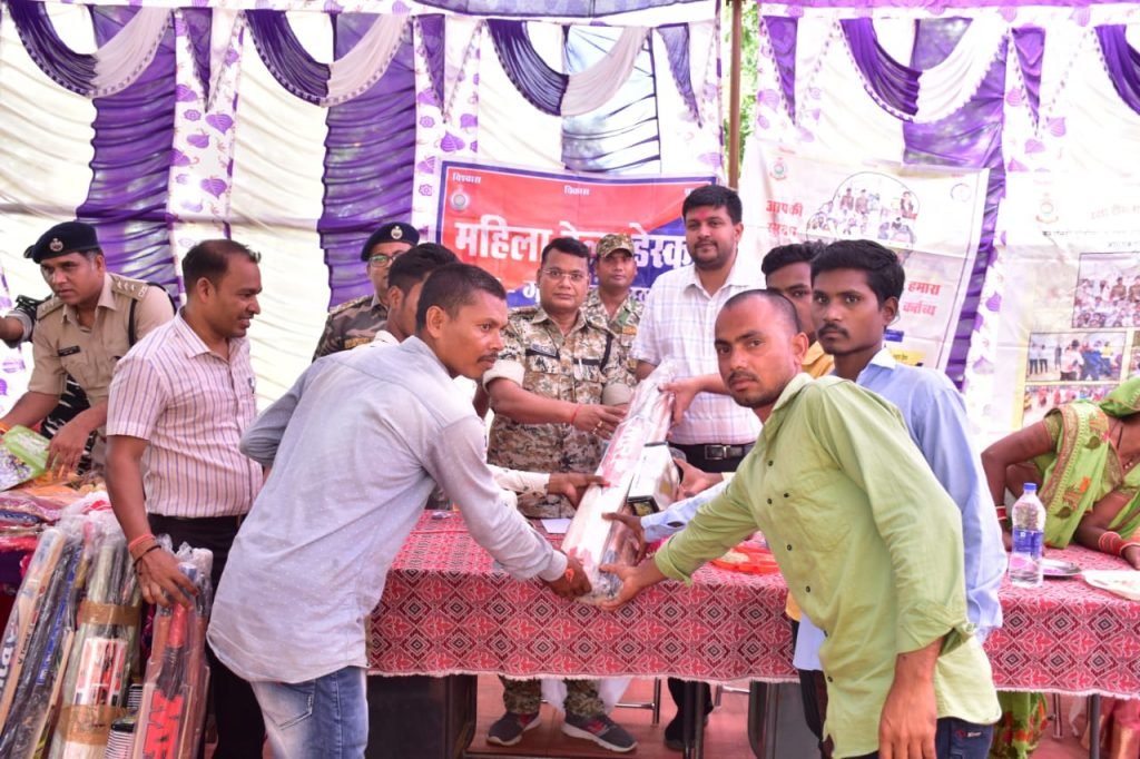 कम्युनिटी पुलिसिंग के तहत आमजन से रूबरू होने जिले के कलेक्टर एवं एसपी पहुंचे नक्सल प्रभावित क्षेत्र ग्राम लादाबहरा।