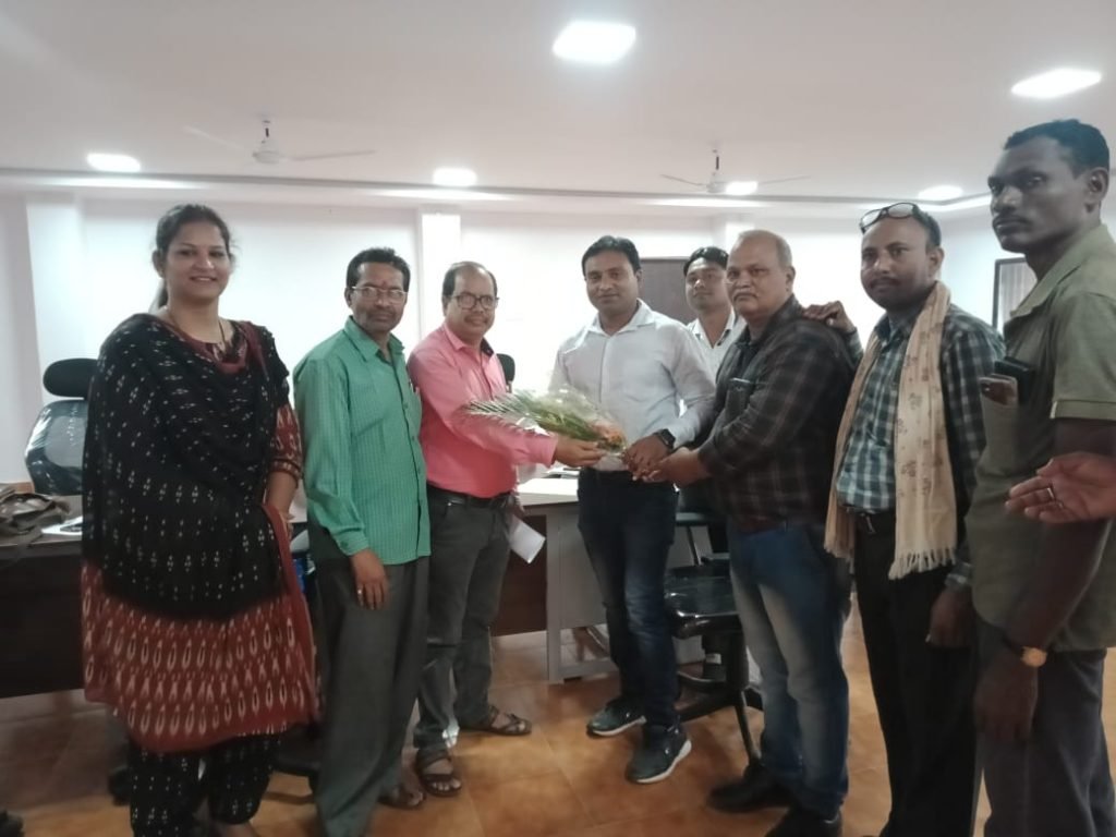 जिला सह.समिति कर्मचारी संघ ने कलेक्टर को सौंपा ज्ञापन