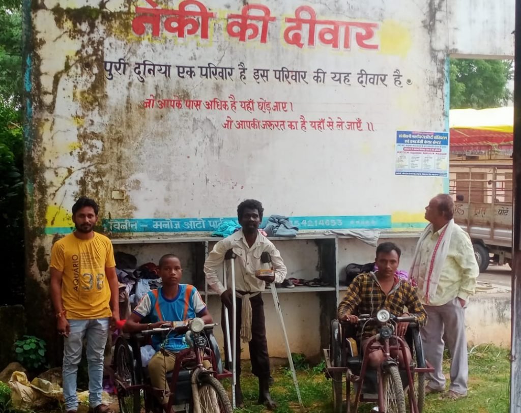 प्रधानमंत्री मोदी के जन्म दिन पर दिव्यांगो को बाटे मिठाई…… समाज सेवी मनोज पटेल