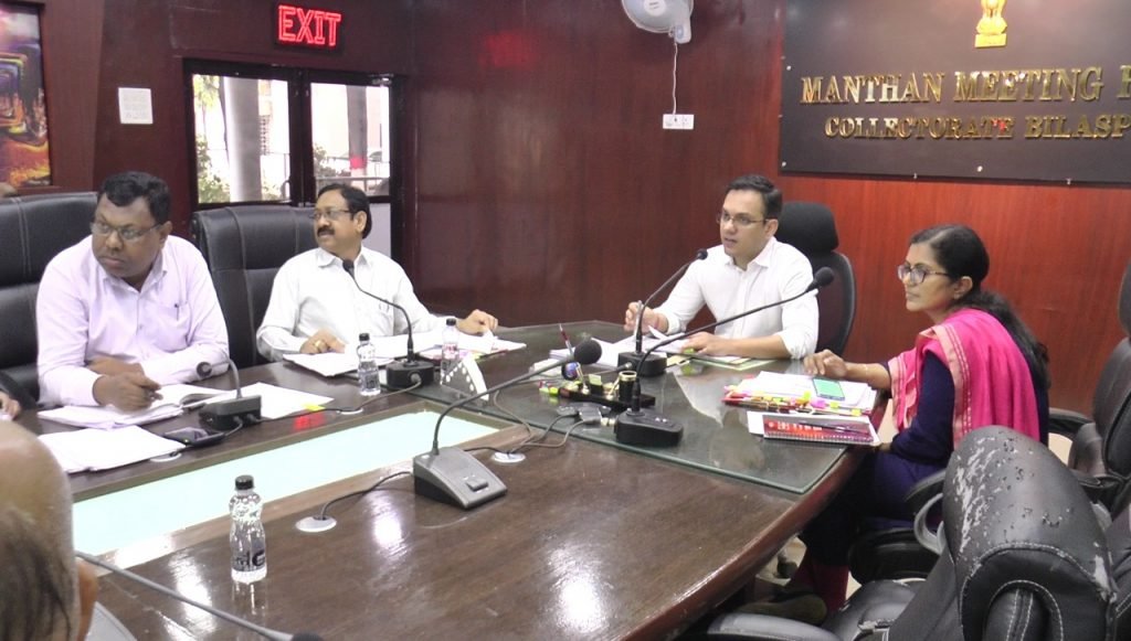 सड़कों की मरम्मत का कार्य प्राथमिकता से करें – कलेक्टर।