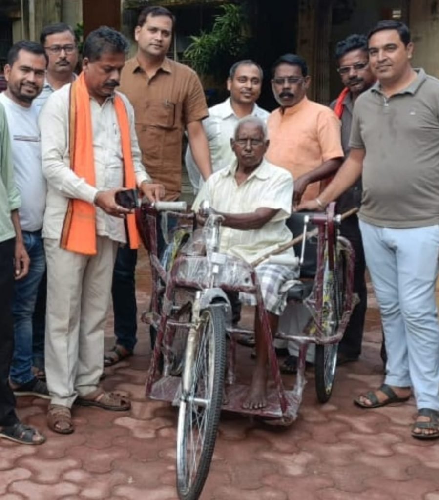दिव्यांगजनों को ट्राई साइकिल व श्रवण यंत्र का किया वितरण