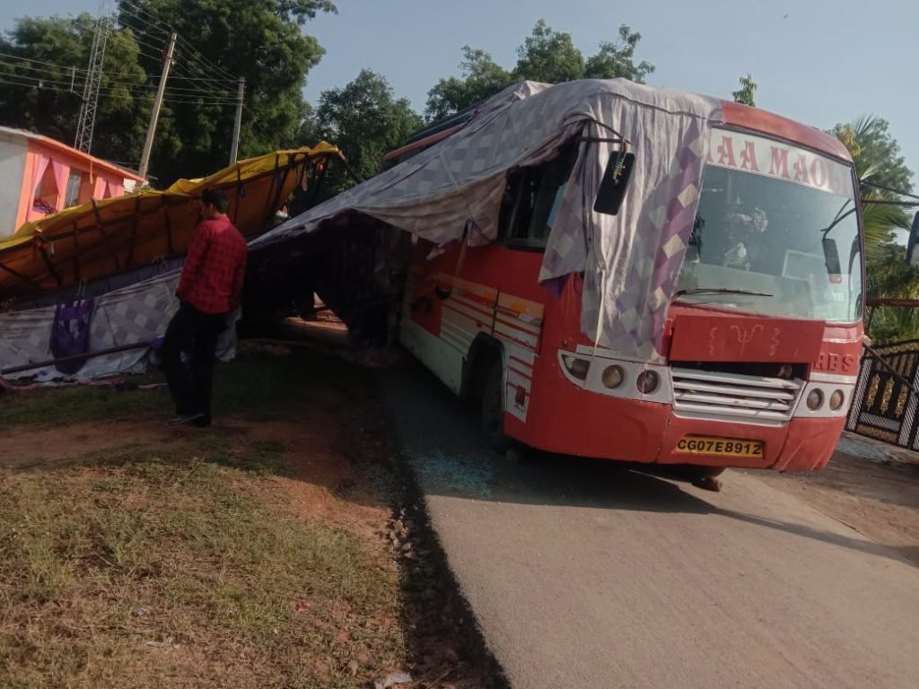 यातायात विभाग की मेहरबानी और शेटिंग बाजी की बदौलत गरियाबंद जिले में यमदूत बनकर सड़कों पर दौड़ रहीं हैं कंडम मिनी बसें।