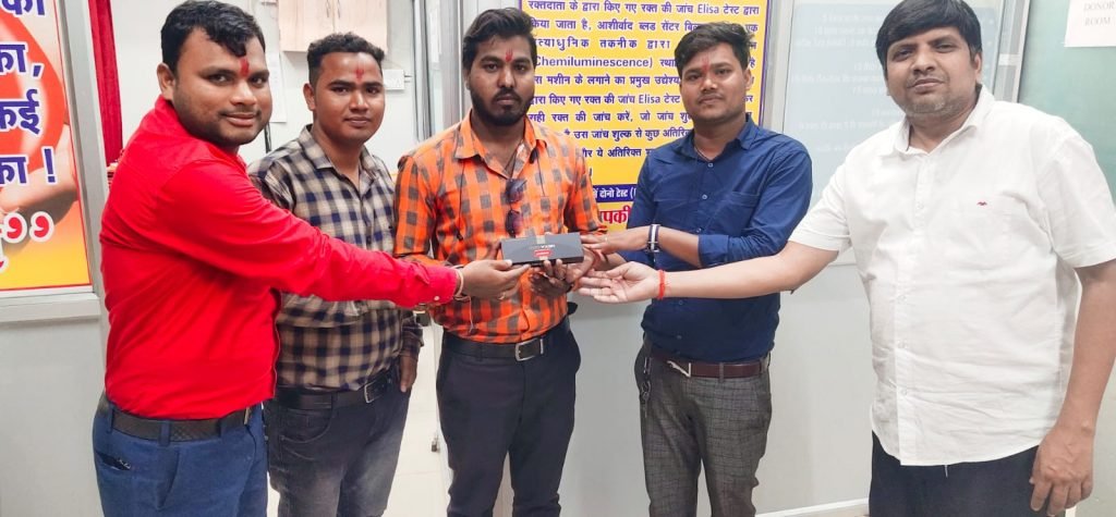 सक्रिय संचालक के जन्मदिवस पर अध्यक्ष सहित युवाओं ने किया रक्तदान।