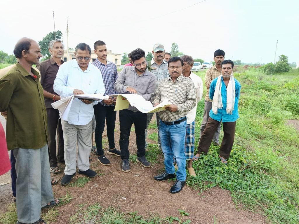 संभागायुक्त ने गिरदावरी कार्य में त्रुटि पाए जाने पर पटवारी को थमाया कारण बताओ नोटिस