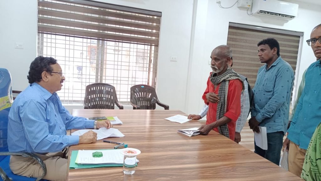 कलेक्टर के निर्देश पर एडीएम ने जनदर्शन में सुनी आम जनता की समस्याएं।