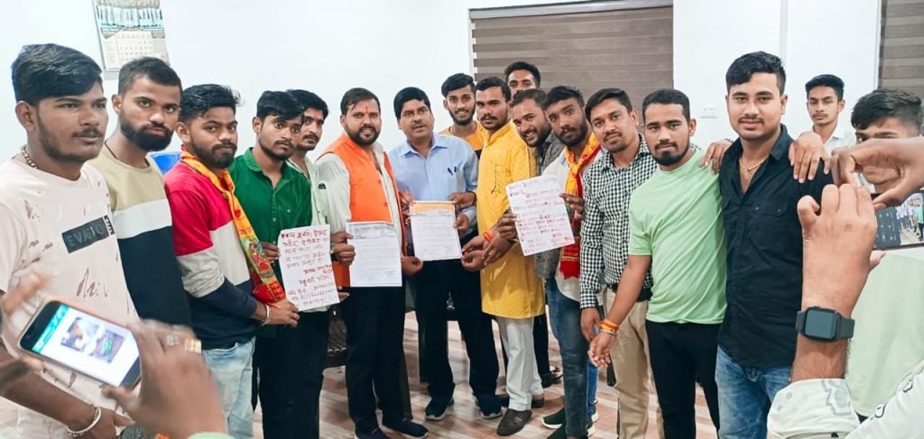 भारतीय सेना में अहीर रेजिमेंट के मांग को लेकर बिलासपुर कलेक्टर को राष्ट्रपति प्रधानमंत्री रक्षा मंत्री के नाम से सौंपा ज्ञापन।