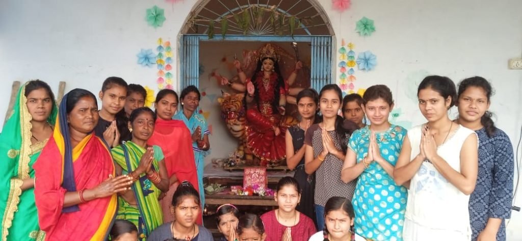 शीतला माता व नवदुर्गा की भक्ति में लीन ग्रामीण