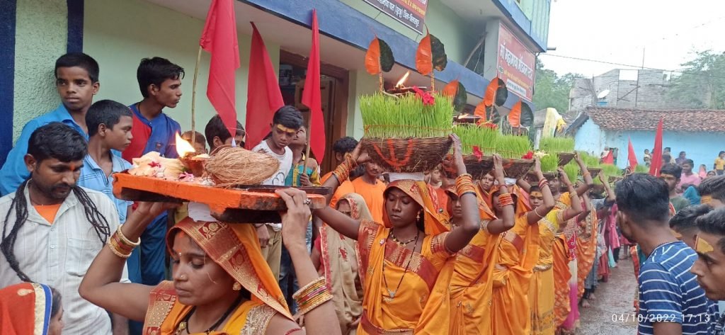 ज्योत जवारा कलश यात्रा देखने उमड़ी ग्राम पंचायत घुटकू में श्रद्धालुओं की भीड़।