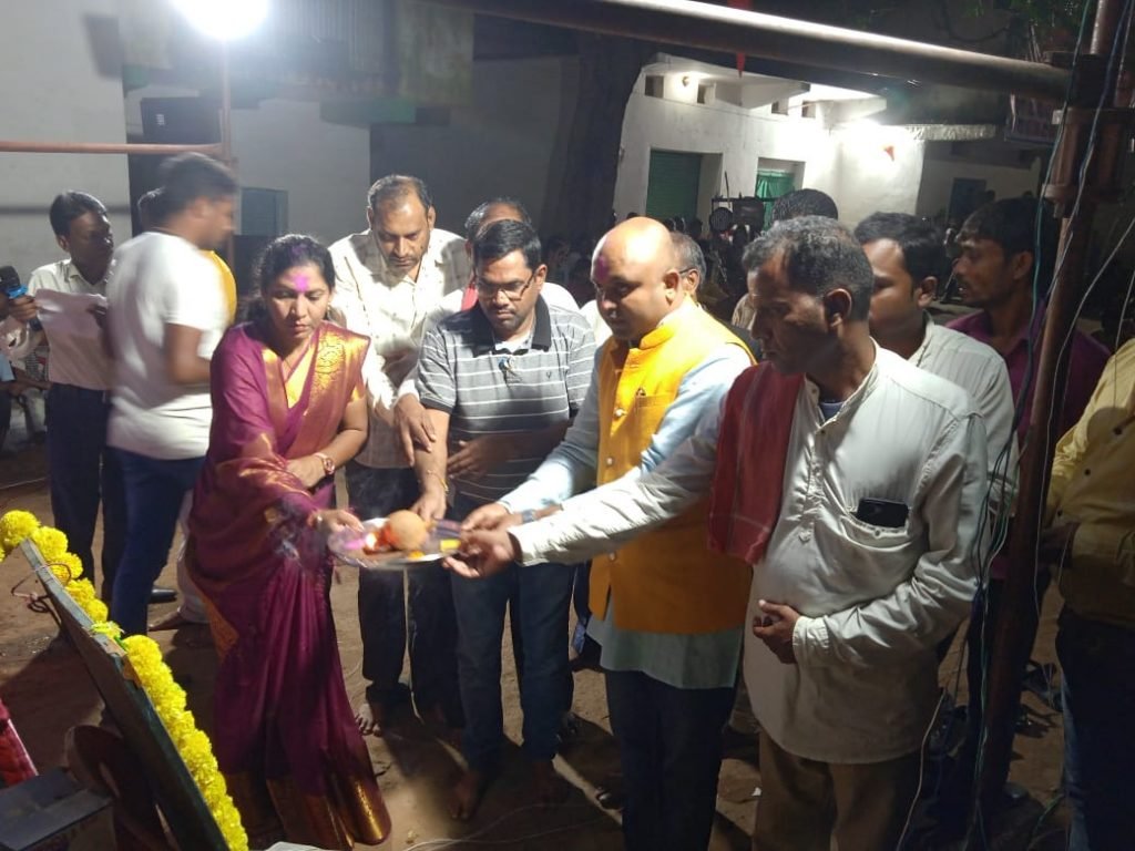 आतिशबाजी, रामधुनी और गीत-संगीत से हुआ विमल साहू का पलारी क्षेत्र मे भव्य स्वागत , आसपास के और गिधपुरी गांव के लोग विमल साहू को देखने सुनने को आतुर दिखे