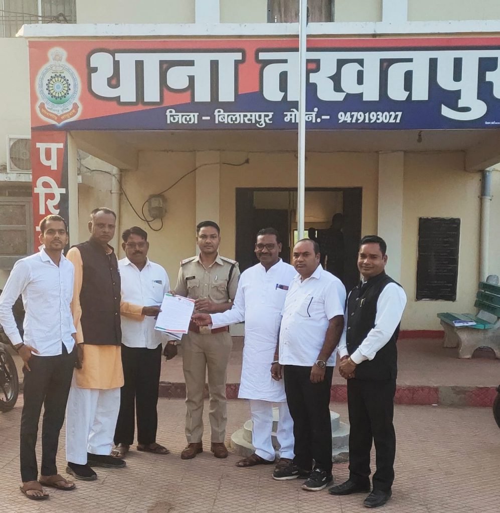 लंपी वायरस के प्रकोप के बावजूद तखतपुर के वार्ड 15 में लगने वाले प्रतिबंधित मवेशी बाजार अनवरत जारी।