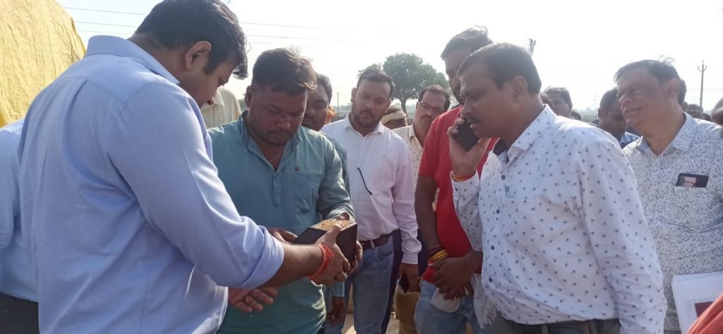कलेक्टर ने किया धान खरीदी केन्द्रों का आकस्मिक निरीक्षण, किसानों से मिलकर व्यवस्थाओं का लिया जायजा
