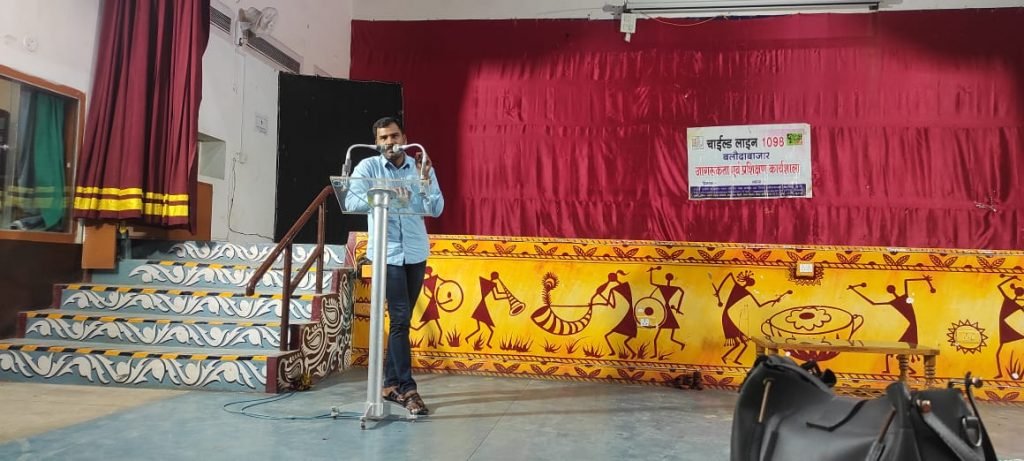 जिला बलौदाबाजार-भाटापारा पुलिस द्वारा आदित्य बिडला पब्लिक स्कूल हिरमी में छात्र-छात्राओं को दी गई अभिव्यक्ति ऐप के संबंध में जानकारी