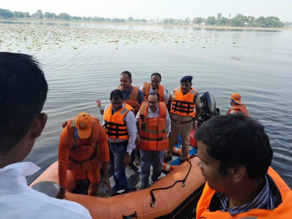 बाढ़ में फंसे लोगों के बचाव की तैयारी परखने बालसमुंद तालाब में किया गया मॉक ड्रिल