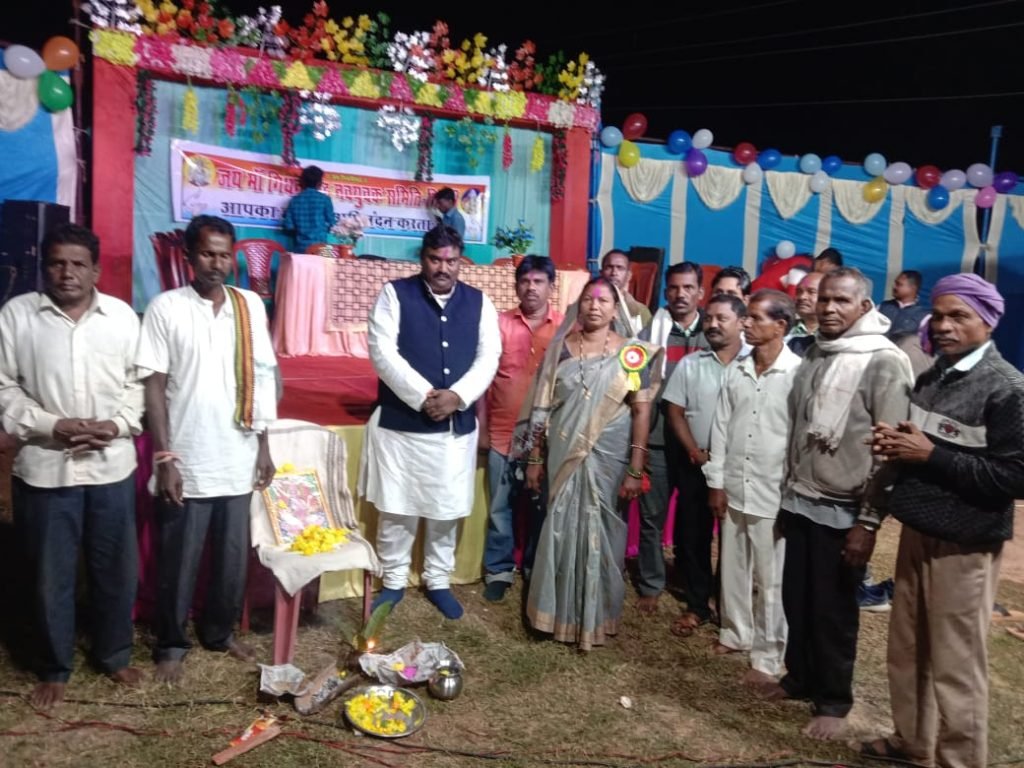 गिधनी में कार्तिक पूर्णिमा पर डीजे डांस प्रतियोगिता का आयोजन किया गया।