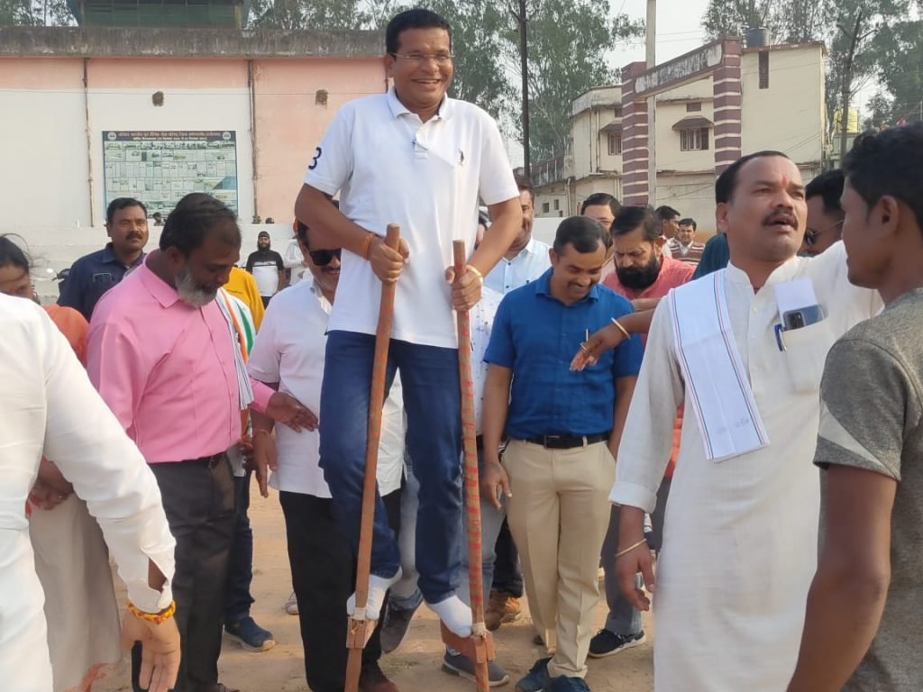 ब्लॉक स्तरीय छत्तीसगढ़िया ओलंपिक के समापन समारोह में शामिल हुए पीसीसी अध्यक्ष मोहन मरकाम