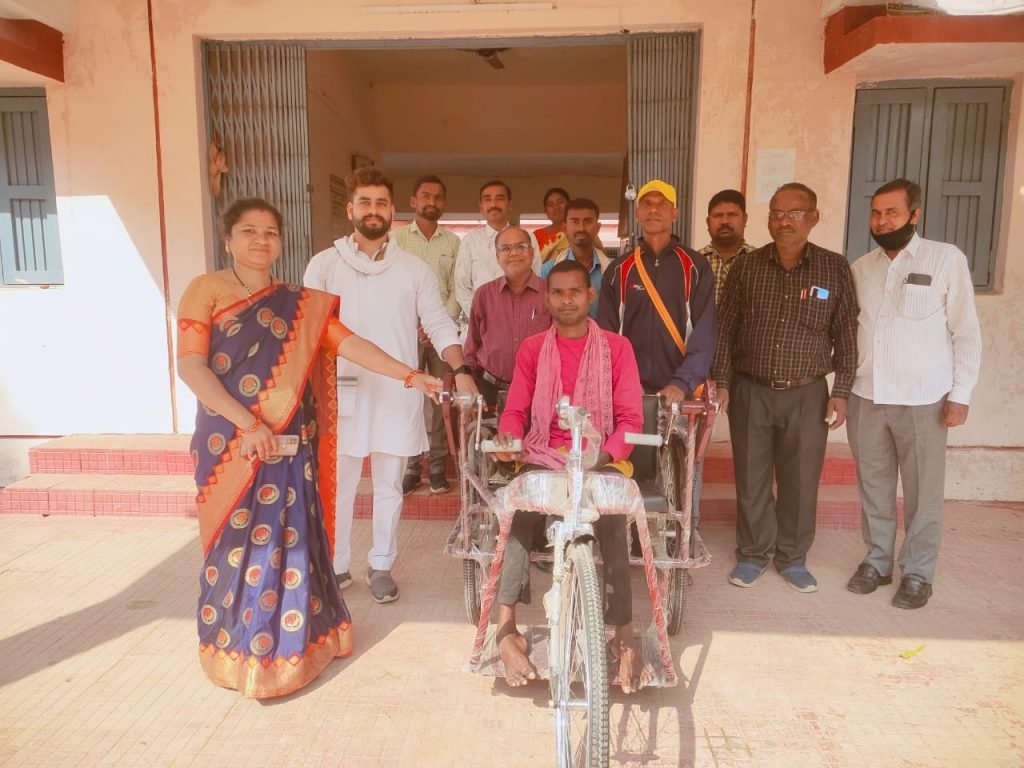 ट्राई साईकिल वितरण किया गया।