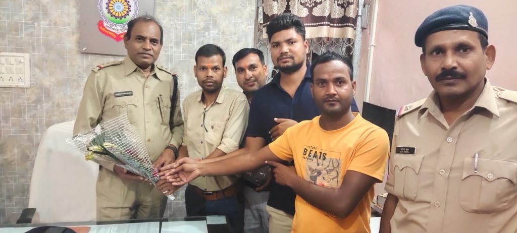 प्रेस क्लब लवन ने वर्तमान थाना प्रभारी कसडोल से किये सौजन्य मुलाकात।।