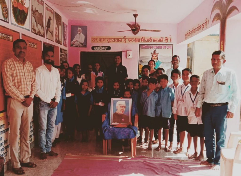 प्राथमिक शाला गिधनी में पंडित जवाहर लाल नेहरु जी के जयंती को बाल दिवस के रुप में मनाया गया।