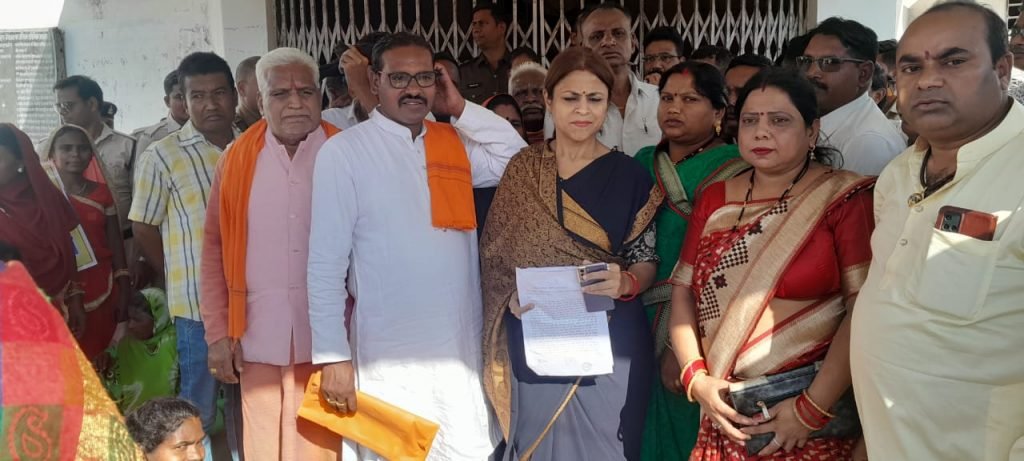 आवास क़िस्त भुगतान को लेकर नगर पालिका एवं अध्यक्ष निवास का हुआ घेराव