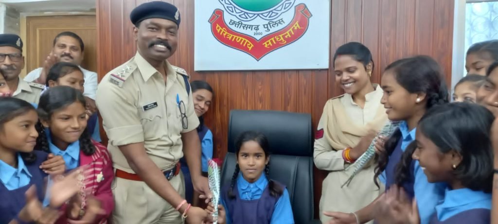 कैसे होता है पुलिस थाना में काम, बच्चों की सुरक्षा कैसे हो ,जाना मिडिल स्कूल की छात्राओं ने