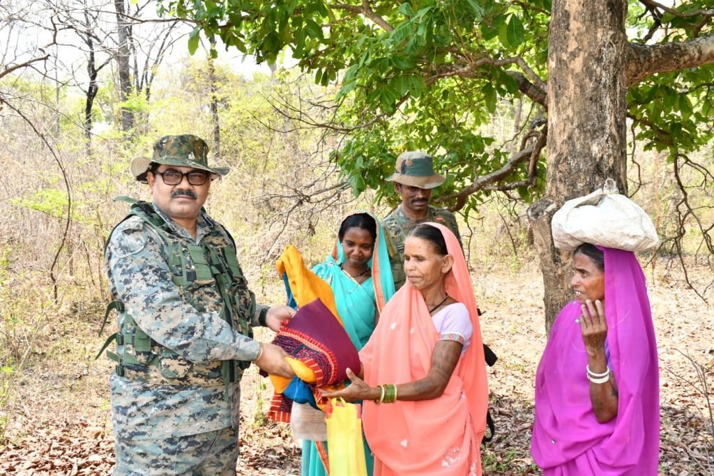 केंद्रीय रिजर्व पुलिस बल द्वारा द्वारा बाटी गांव के लोगों को सामग्री