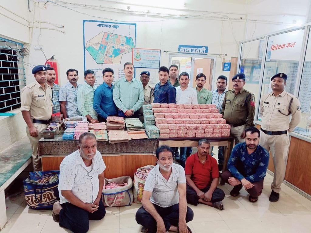 थाना भाटापारा शहर एवं साइबर सेल की संयुक्त पुलिस टीम द्वारा ट्रेडमार्क ब्रांड लगाकर नकली समान बिक्री करने वाले 04 आरोपियों को किया गया गिरफ्तार