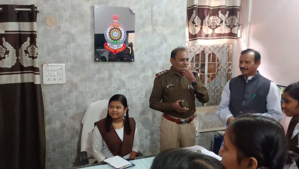 कु दिव्या एक दिन के लिए कसडोल थाना प्रभारी बनकर ,कानून की विशेष जानकारी देते हुए नजर आई।