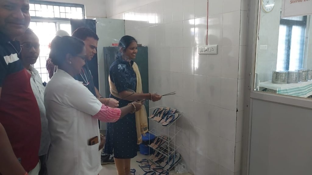 सर्जन डॉ एस के जायसवाल द्वारा जनसंख्या स्तरीकरण का शुभारंभ किये गए।