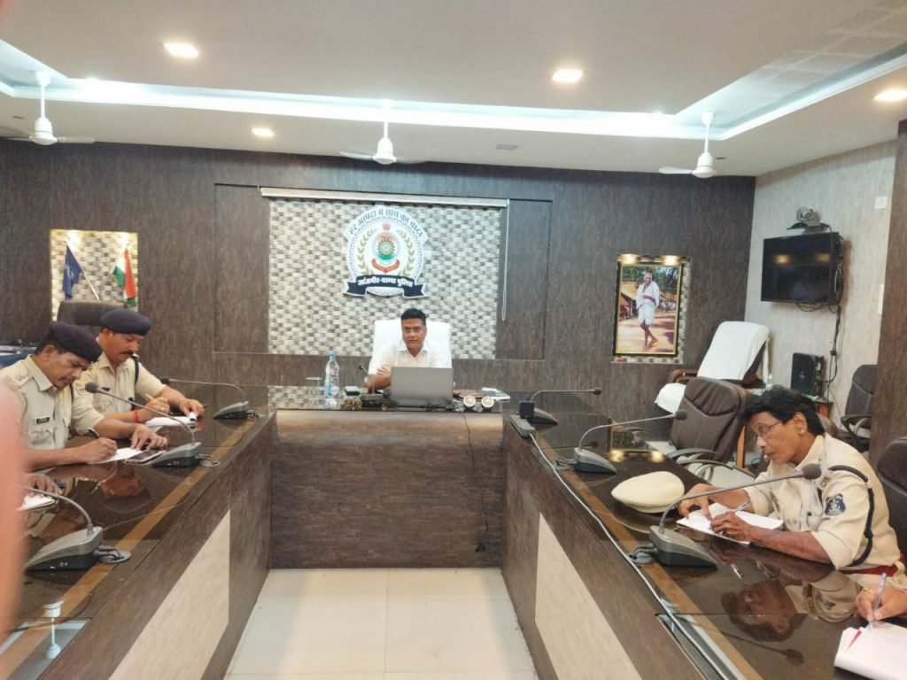 लंबित प्रकरणों का शीघ्र निराकरण करें – एसपी विजय अग्रवाल