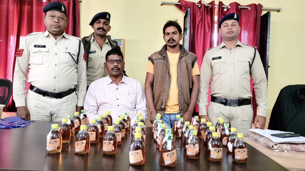ग्राम चमरगुड़ा में कार्यवाही कर अवैध शराब विक्रय हेतु कब्जे में रखे 01 शराब कोचिया गिरफ्तार