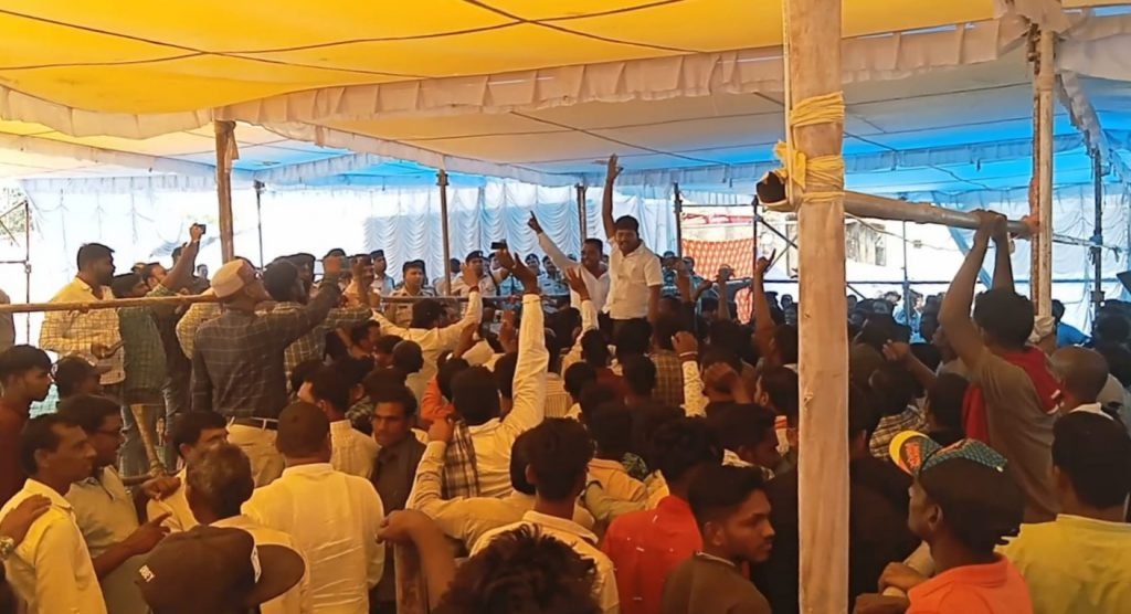 जनसुनवाई में हुआ जमकर बवाल, तोड़फोड़: अचानक आए युवा कांग्रेसी और हंगामा मचाते हुए करने लगे तोड़फोड़, मंच छोड़कर भागे अफसर।