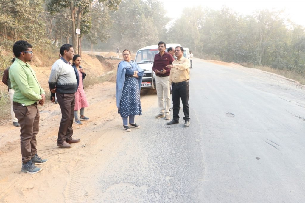 कलेक्टर पहुंची घाट पेंडारी, दुर्घटना जनित स्थल का अवलोकन किया