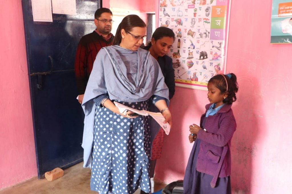 कलेक्टर ने प्राथमिक, माध्यमिक शाला, धरमपुर का किया औचक निरीक्षण