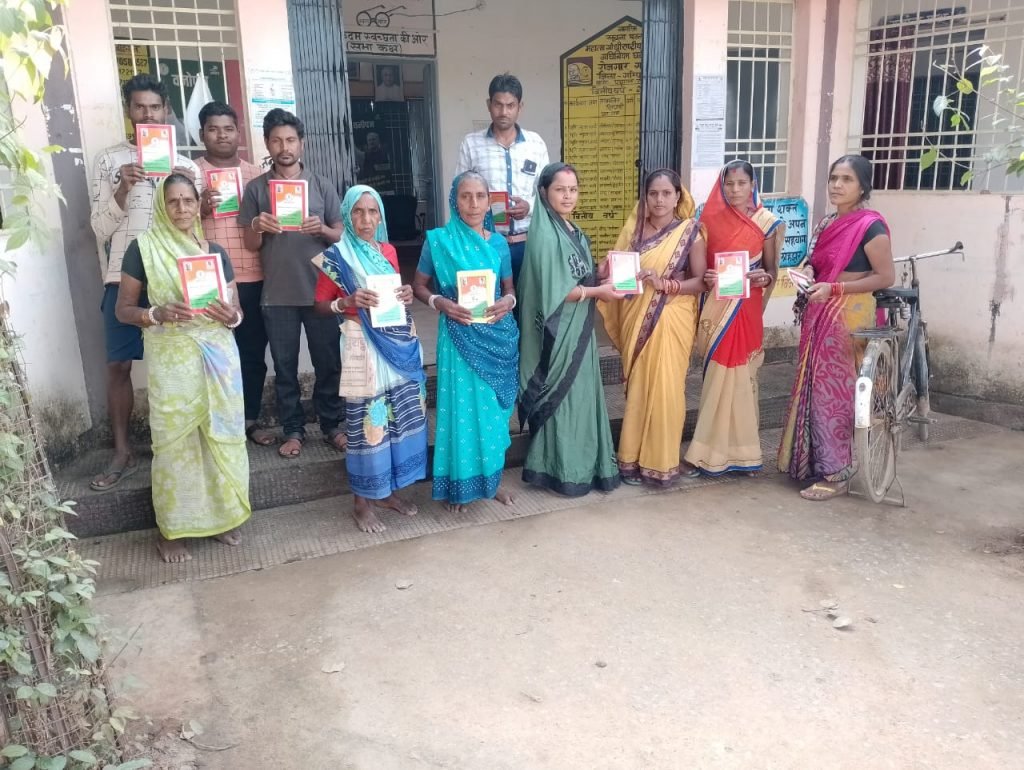 सरपंच मंजु ध्रुव ने 22 हितग्राहियों को किया नवीन राशन कार्ड का वितरण