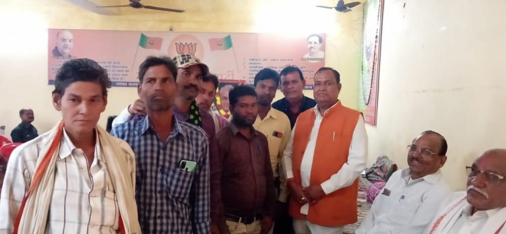 पूर्व विधानसभा अध्यक्ष गौरीशंकर अग्रवाल को गुरु घासीदास जयंती में आने के लिए रोहांसी के ग्रामीणों ने आमंत्रित किये ।