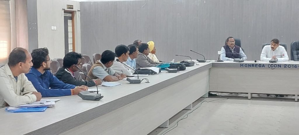 जिला पंचायत सीईओ ने स्वामी आत्मानंद इंग्लिश मीडियम स्कूलों के प्रभारियों की कामकाज की समीक्षा