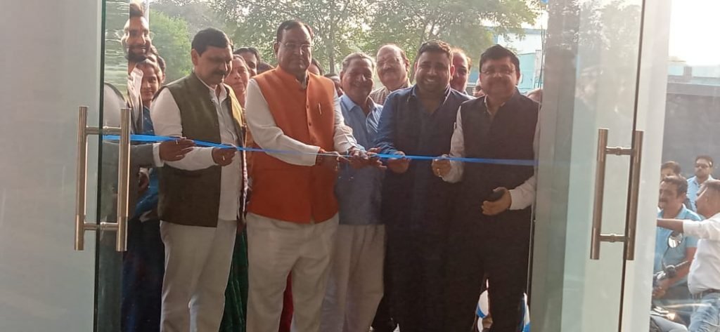 कनिका टीवीएस शोरूम का शुभारंभ किए पूर्व विधानसभा अध्यक्ष गौरीशंकर अग्रवाल