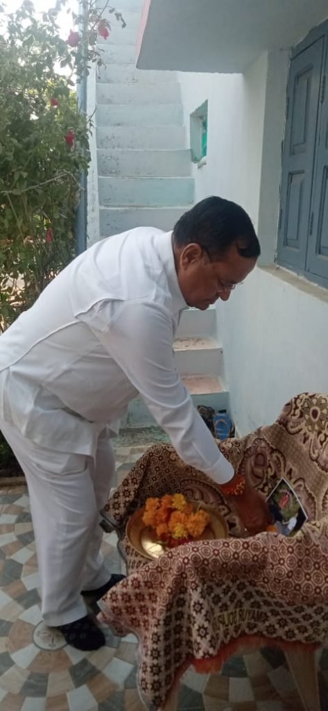 ग्राम कुसमी में शोक संतप्त परिवारजनों से मिले पूर्व विधानसभा अध्यक्ष गौरीशंकर अग्रवाल