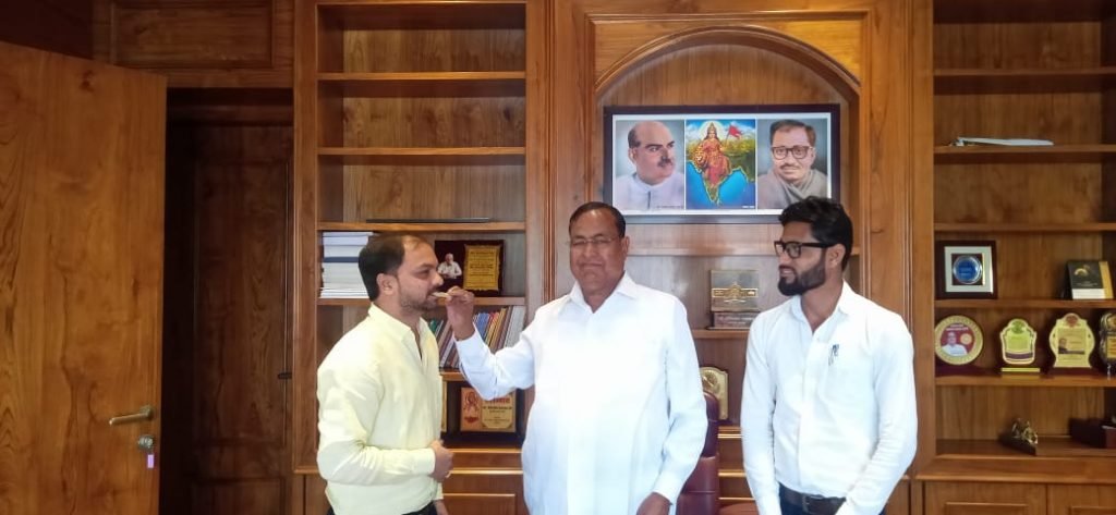 गौरीशंकर अग्रवाल से पूर्व जिला संयोजक राघवेंद्र सराफ अपने जन्मदिन पर आशीर्वाद प्राप्त करने रायपुर में सौजन्य मुलाकात किये ।।