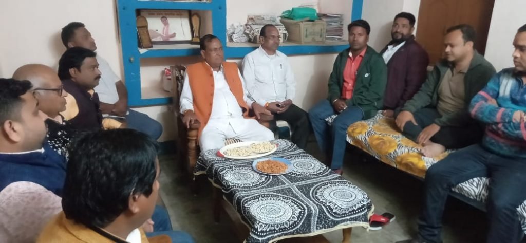 पूर्व विधानसभा अध्यक्ष गौरीशंकर अग्रवाल ने पूर्व नगर पंचायत अध्यक्ष कसडोल योगेश बंजारे के निवास पहुंच कर स्वास्थ्य की जानकारी लिए