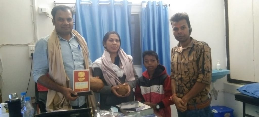 सन्त शिरोमणि गुरुघासीदास के जन्मोत्सव पर वरिष्ठ पत्रकार गोलू कैवर्त एवं उनके टीम ने डॉ सुरेंद्र दिव्याकर ,डॉ नीता दिव्याकर का सम्मान कर,हॉस्पिटल में मरीजों को फल वितरण किये