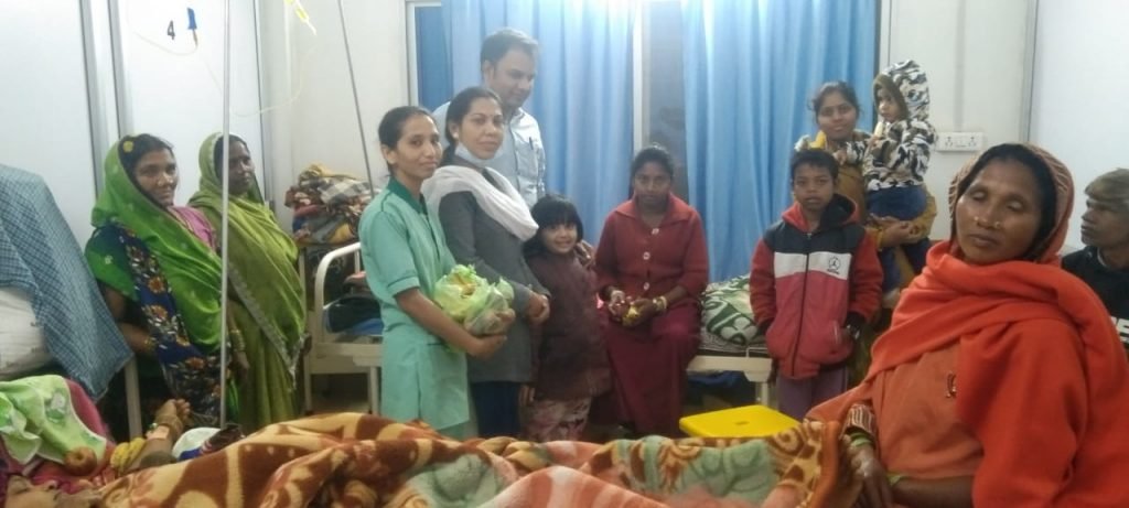 सन्त शिरोमणि गुरुघासीदास के जन्मोत्सव पर वरिष्ठ पत्रकार गोलू कैवर्त एवं उनके टीम ने डॉ सुरेंद्र दिव्याकर ,डॉ नीता दिव्याकर का सम्मान कर,हॉस्पिटल में मरीजों को फल वितरण किये।।