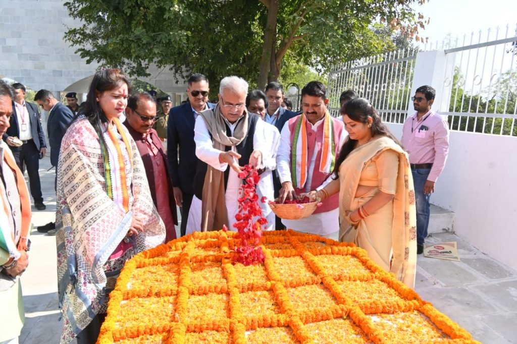 सोनाखान पहुँचकर मुख्यमंत्री ने दी शहीद वीर नारायण सिंह को श्रद्धांजलि