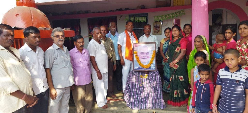 गिर्रा में पूर्व प्रधानमंत्री बाजपेयी का जयंती मना सुनी मोदी के मन की बात।