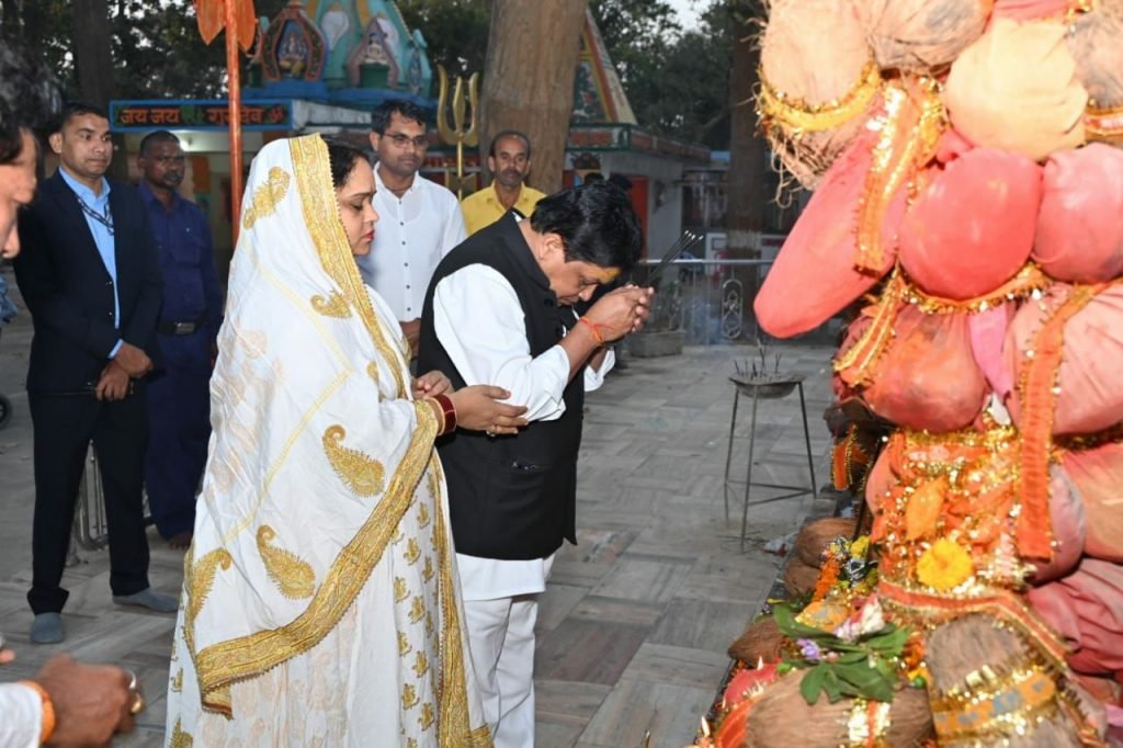 मंन्त्री डॉ. डहरिया ने मोबाइल मेडिकल यूनिट में अपना हेल्थ चेक करवाया