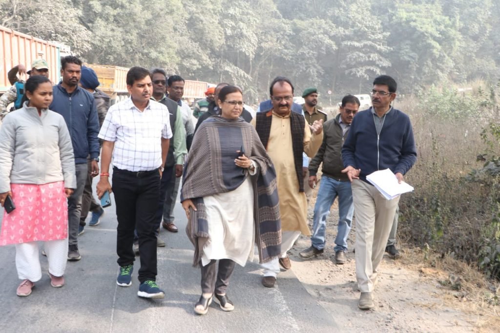 कलेक्टर, एसपी पहुंचे घाट पेंडारी, दुर्घटनाजनित टर्निंग प्वाइंट का अवलोकन किया