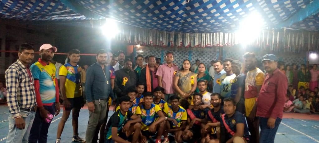 कबड्डी प्रतियोगिता में आमगांव की टीम विजेता रही, खैरवारडीह को द्वितीय स्थान प्राप्त हुआ ।