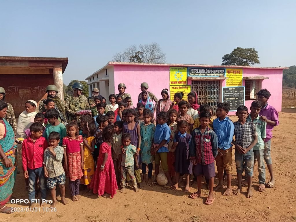 ठंड में जरूरतमंदों का सहारा बन रही आईटीबीपी, बांट रही कंबल और गर्म कपड़े